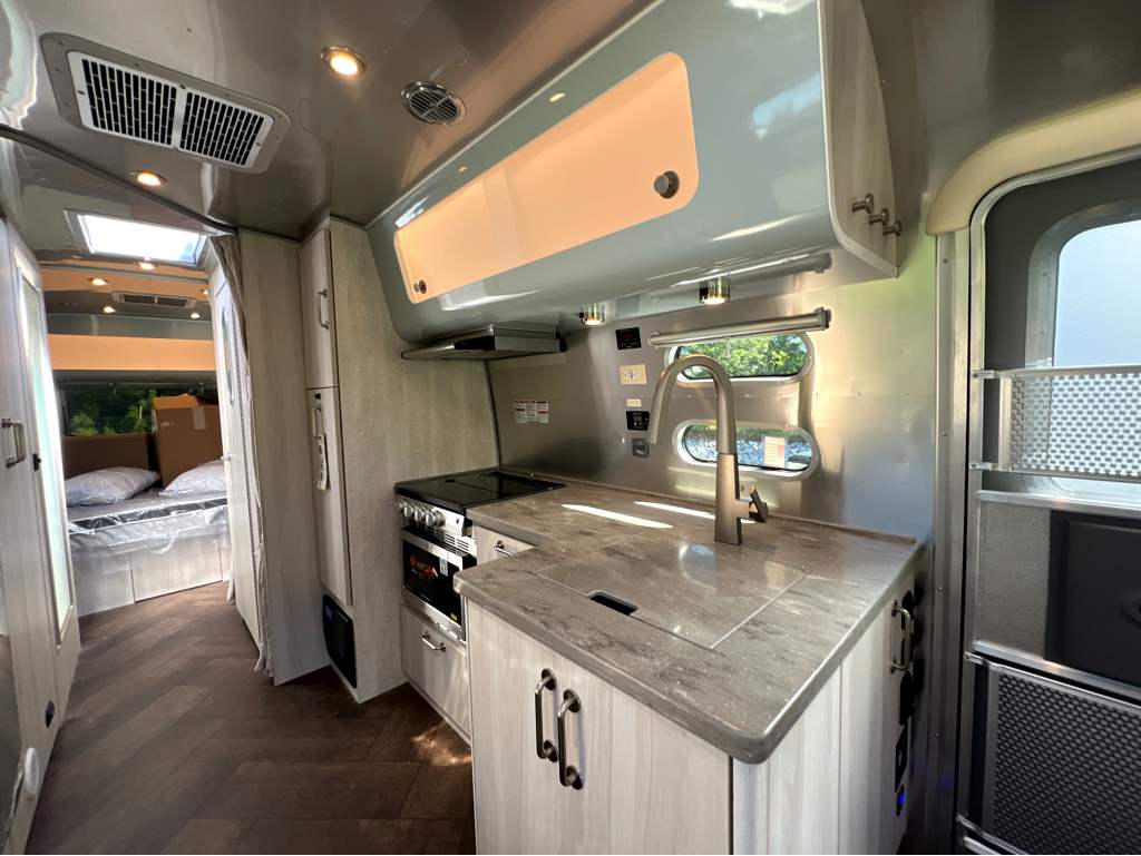 2027 AIRSTREAM INTERNATIONAL 27FBQ - Image 10