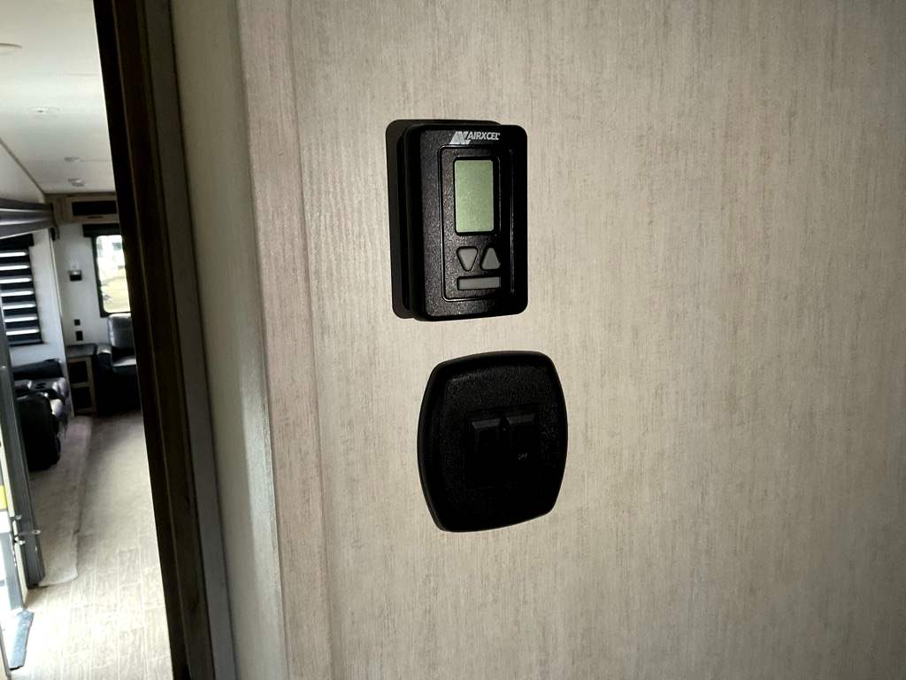2022 FOREST RIVER ARTICWOLF M-3880 SUITE - Image 33