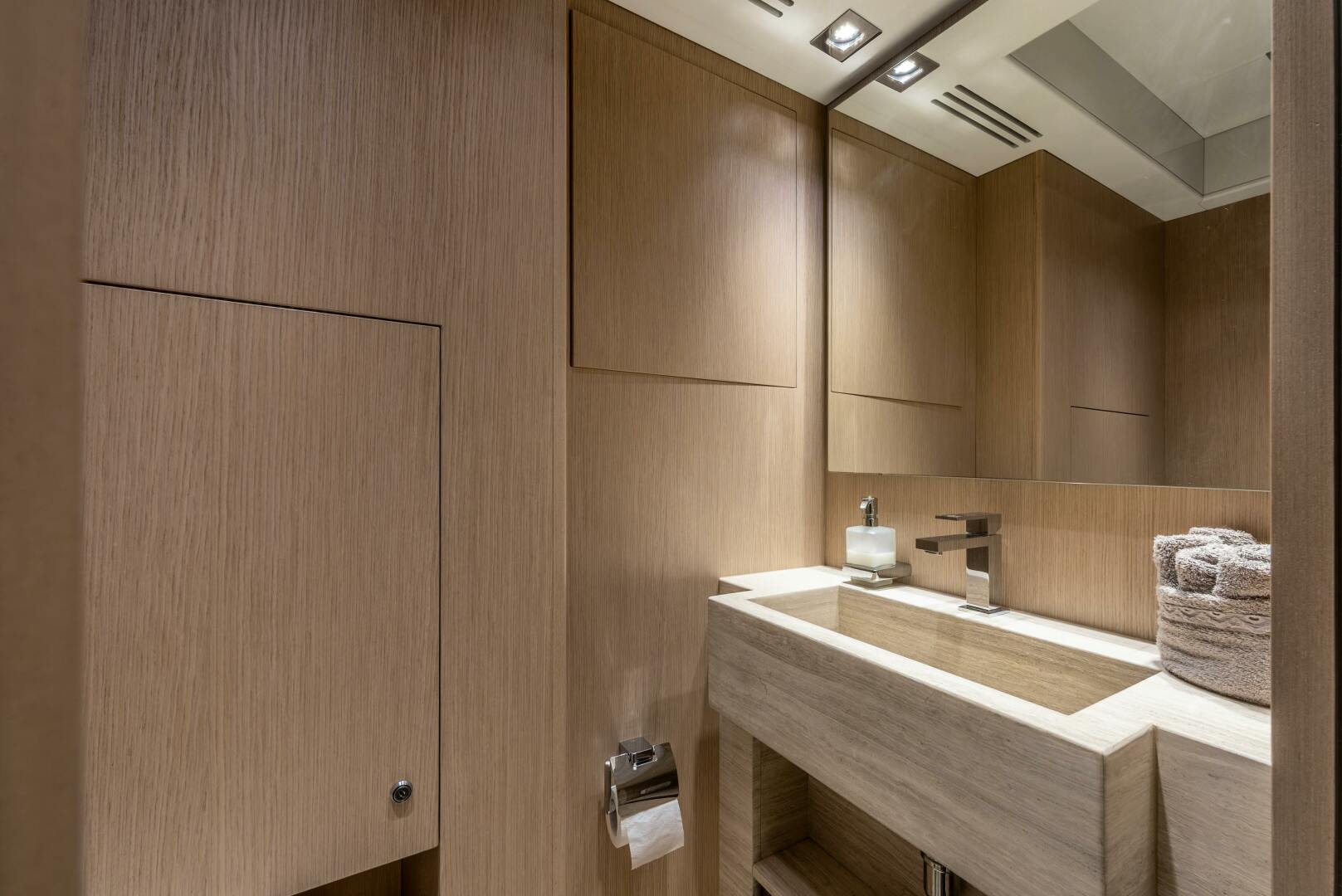 2018 Dominator Yachts Dominator Ilumen Base - Image 24