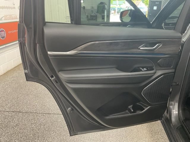 2023 Jeep Grand Cherokee L Utility 4D Overland 4WD V6 - Image 25