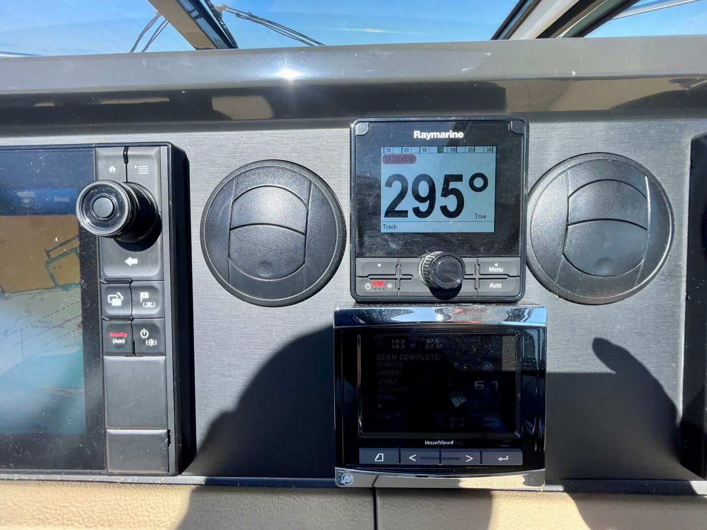 2017 Sea Ray 400 Sundancer - Image 42