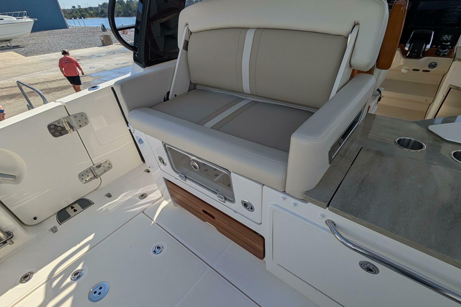 2024 Boston Whaler 350 Realm - Image 15