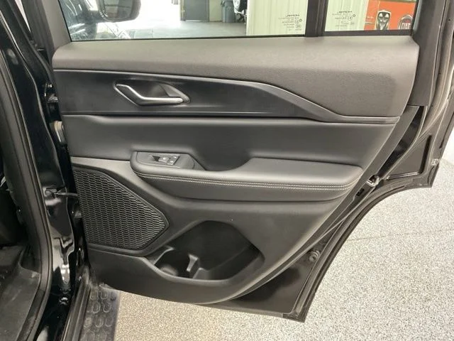 2024 Jeep Grand-Cherokee-L Laredo Altitude 4x4 - Image 23