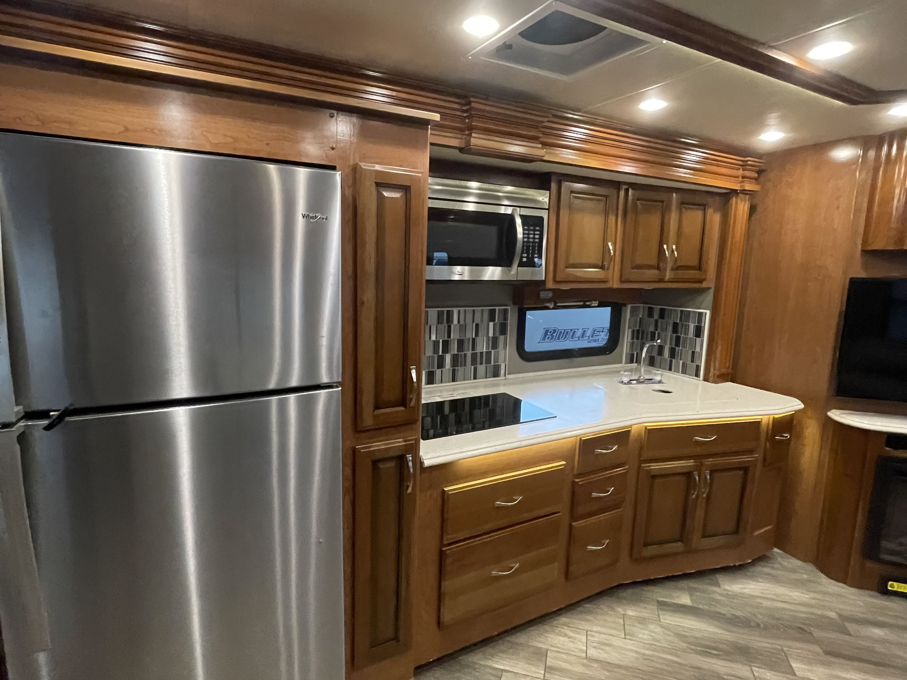 2018 Fleetwood DISCOVERY 38N - Image 10