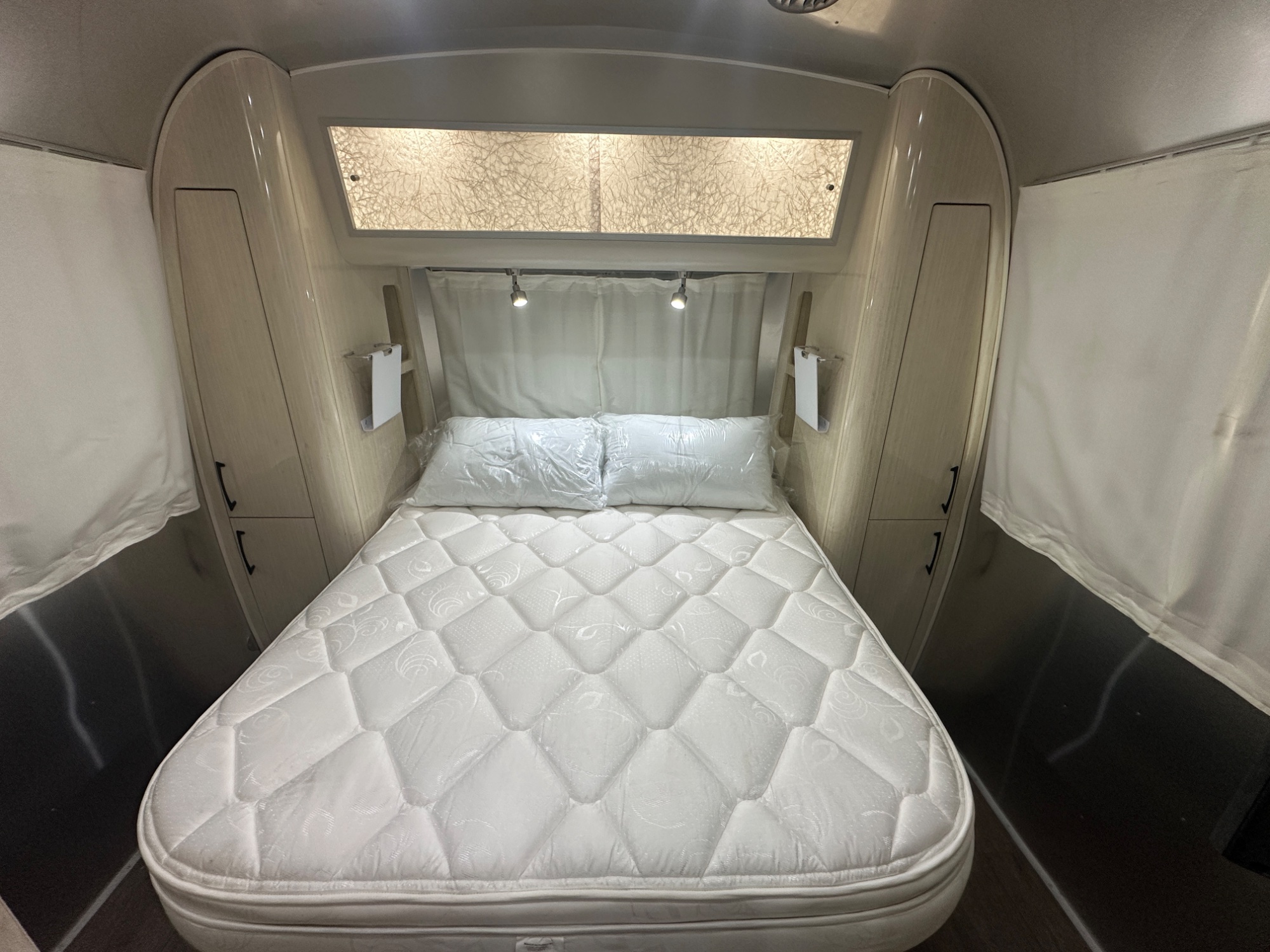 2019 Airstream International Serenity 28RBQ - Image 18