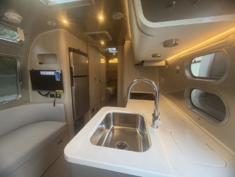 2026 AIRSTREAM GLOBETROTTER 27FBT - Image 13