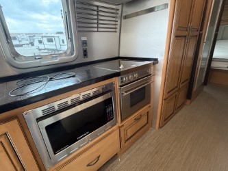 2021 AIRSTREAM CLASSIC 30RB - Image 10