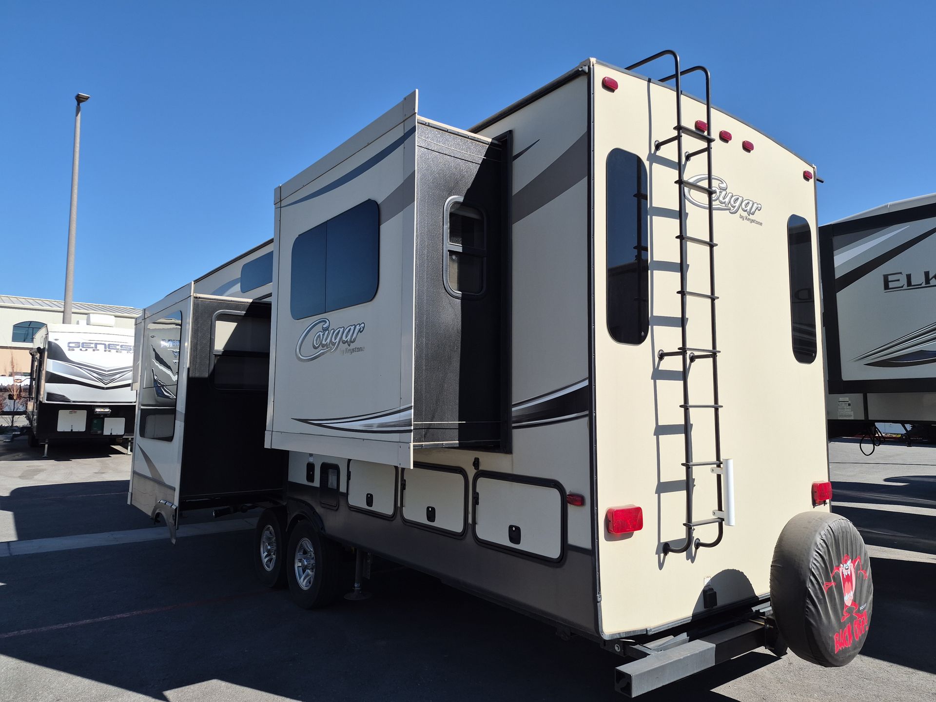 2017 Keystone Cougar 326RDS - Image 10