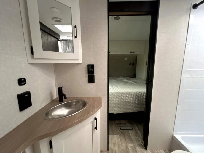 2027 VENTURE RV SIENNA 241VRD - Image 3