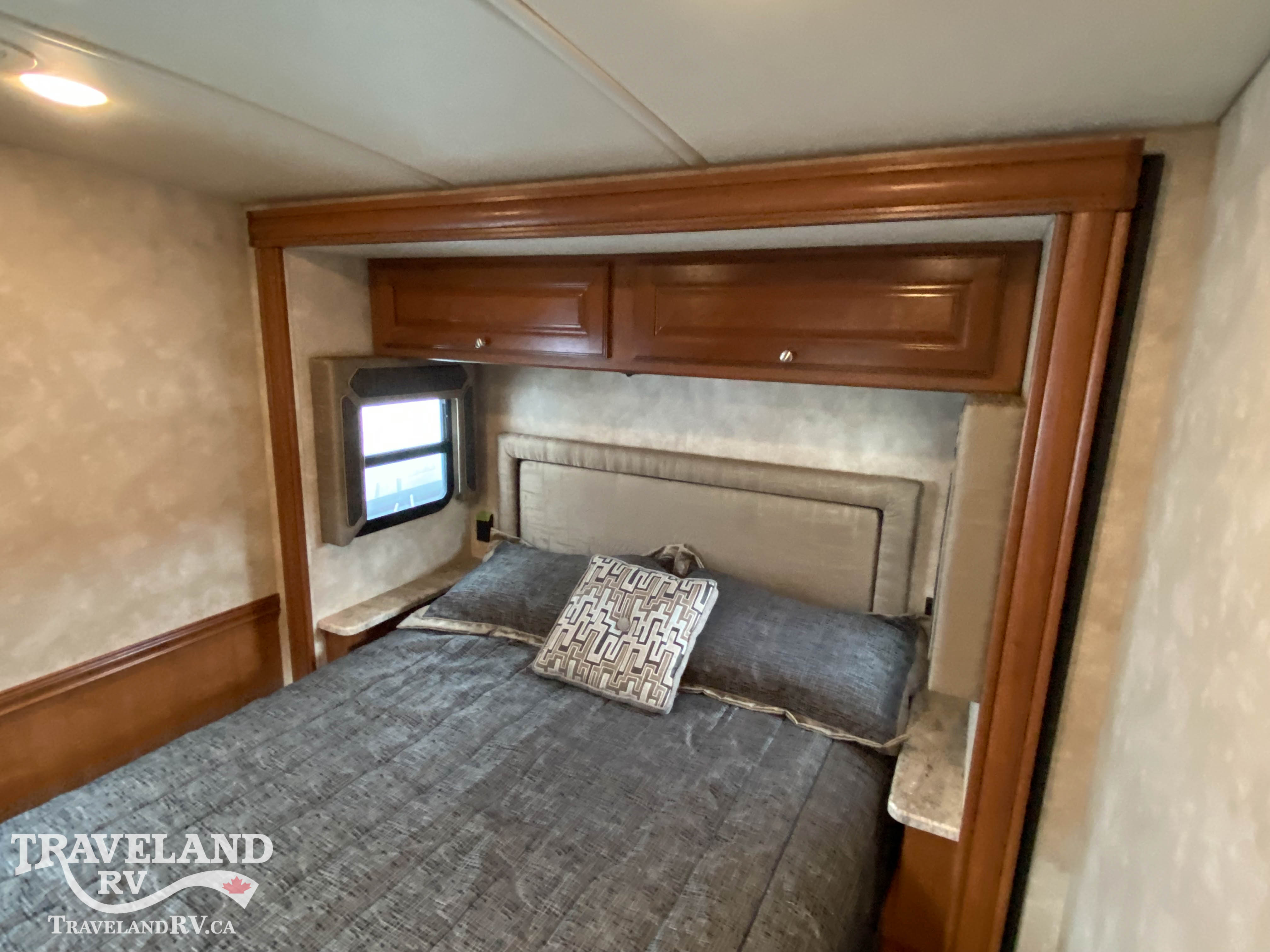 2019 Winnebago Sunstar LX 30T - Image 17