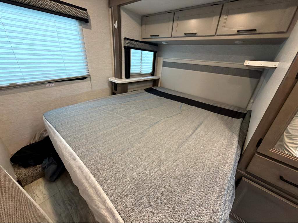 2025 Thor Motor Coach MAGNITUDE GA24 - Image 21