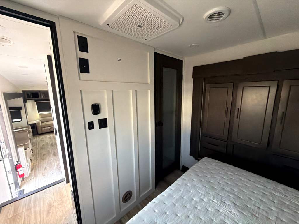 2027 VENTURE RV SPORTTREK 303VIK - Image 30