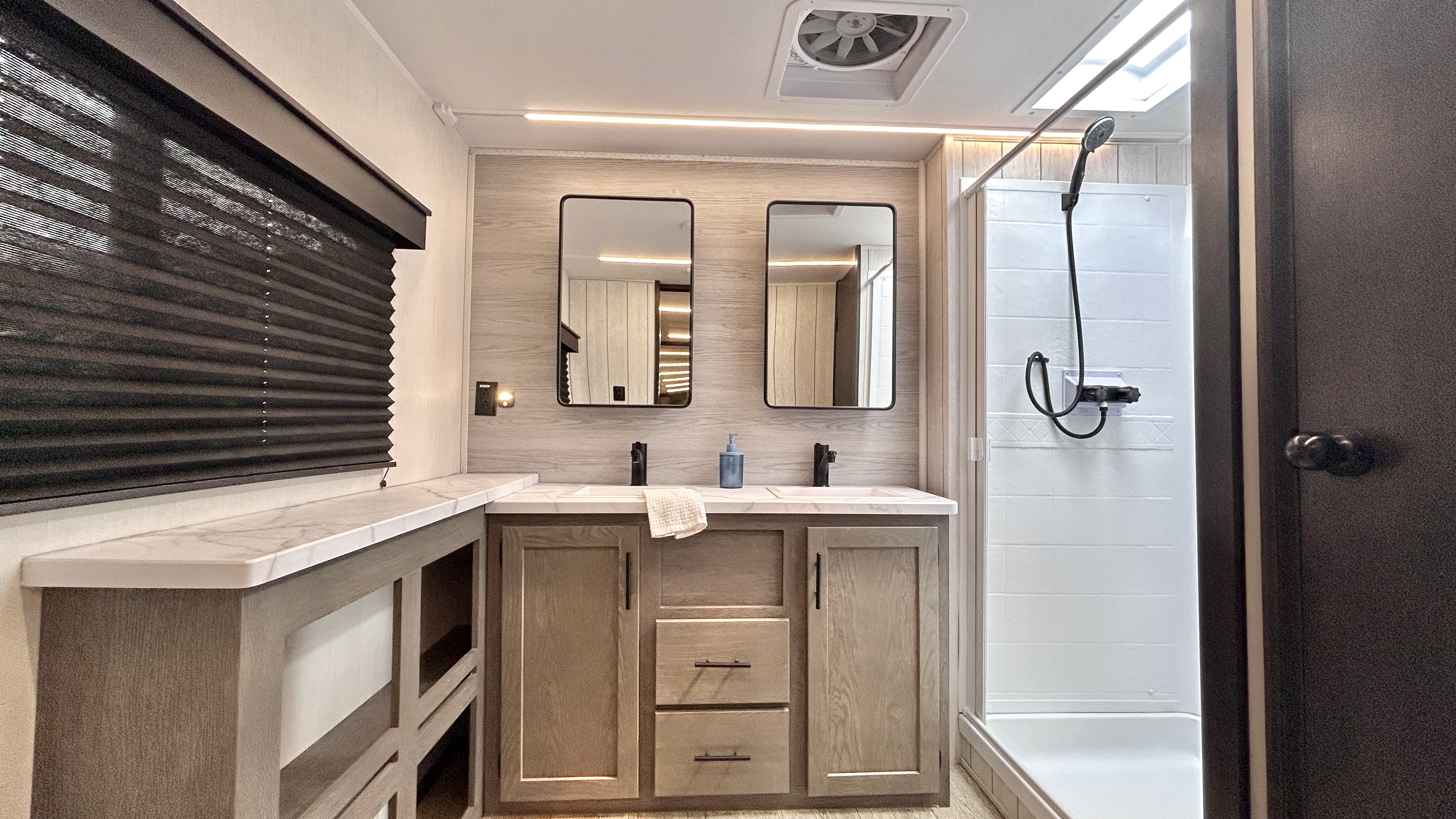 2025 Forest River ARCTIC WOLF 3950SUITE - Image 25