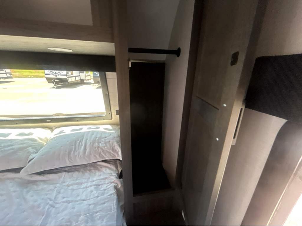 2026 VENTURE RV SPORTTREK 327VIK - Image 32