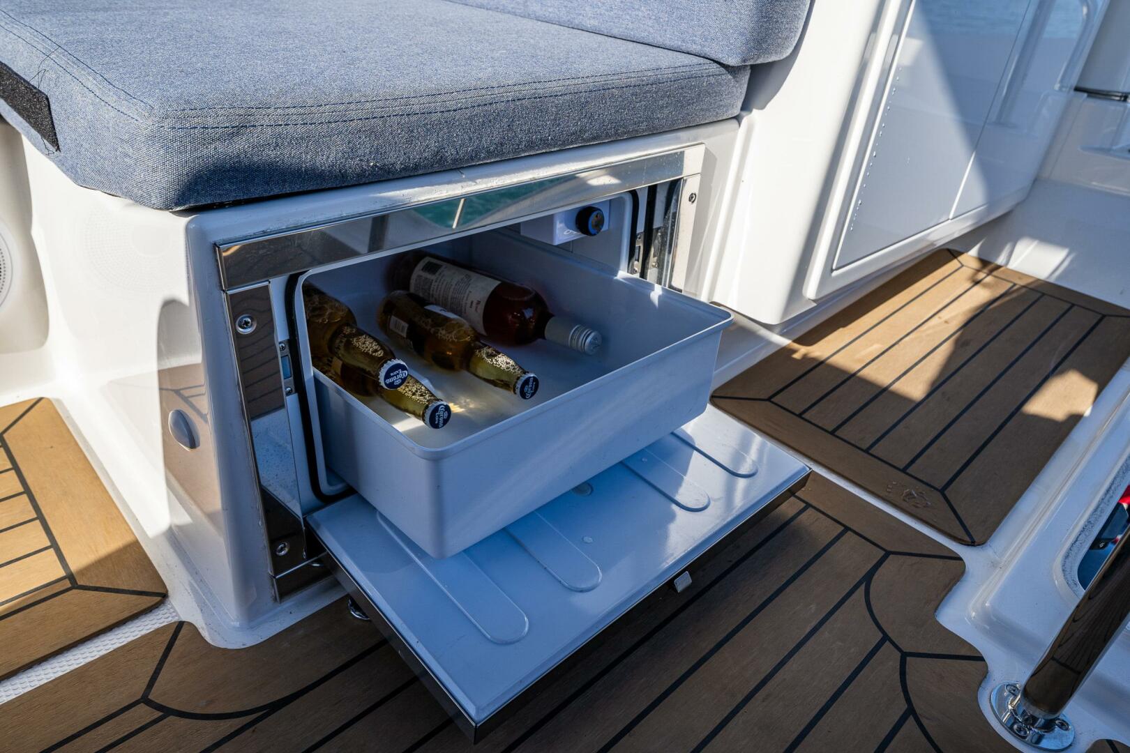 2023 Nimbus 405 Flybridge - Image 12