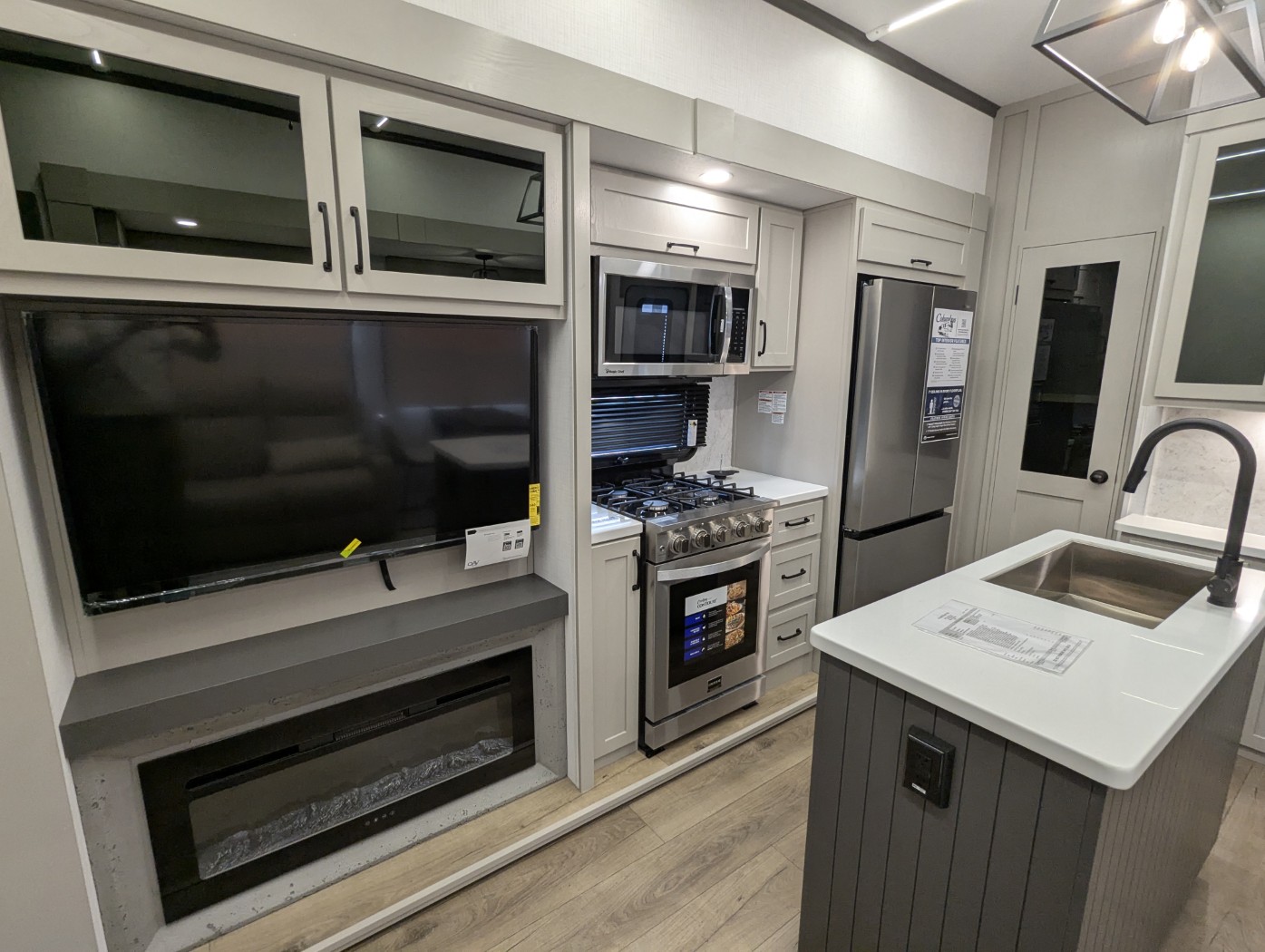 2025 Palomino Columbus 376DS - Image 22