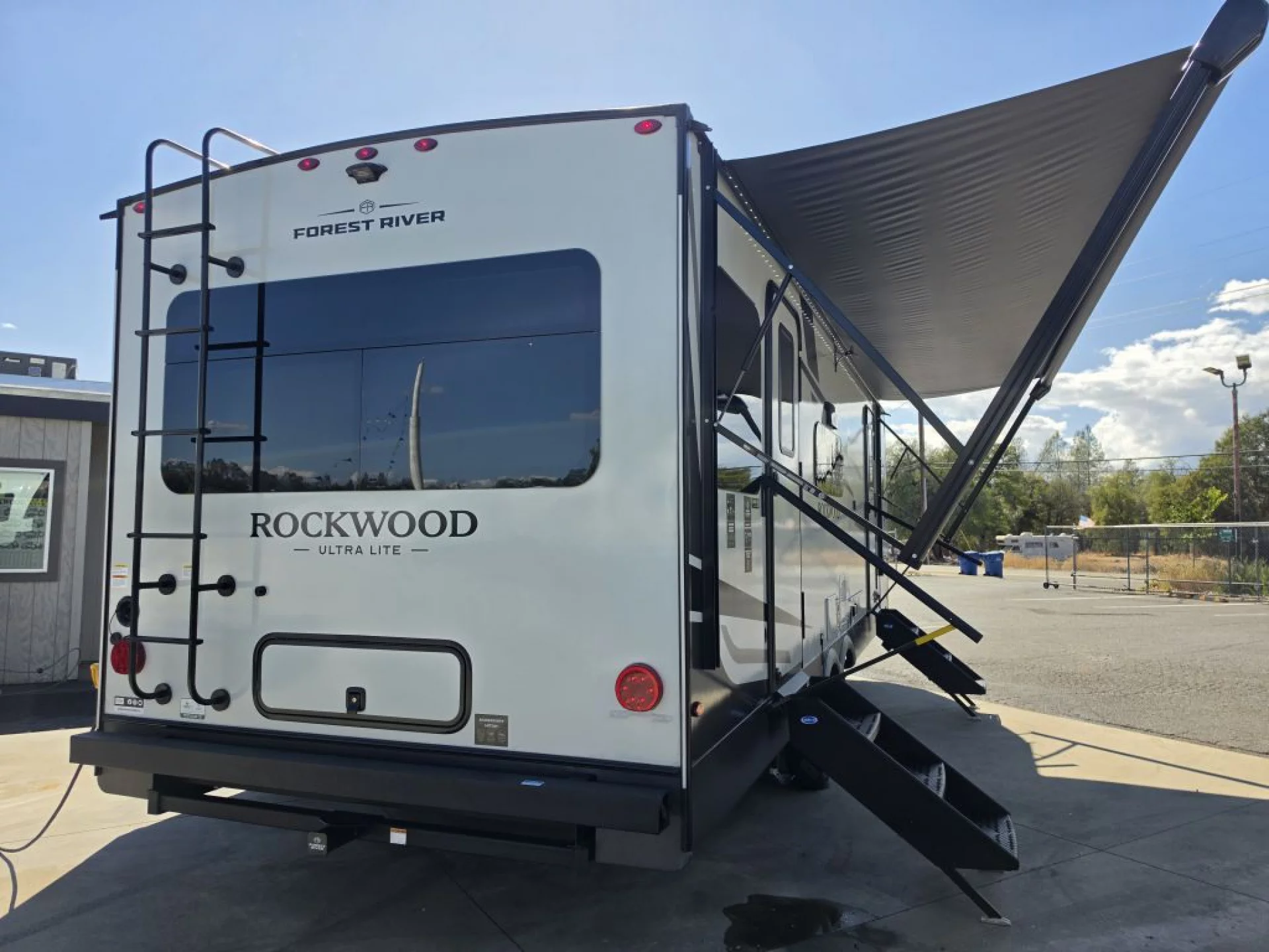 2027 FOREST RIVER ROCKWOOD ULTRA LITE 2618RD - Image 6