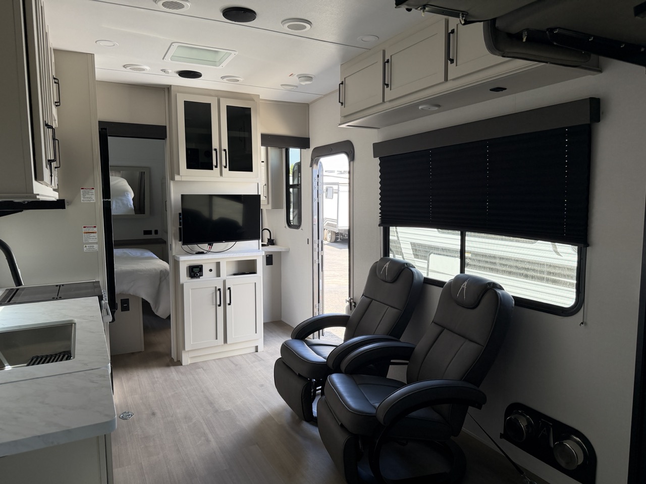 2026 Grand Design Momentum G-Class 23G - Image 8