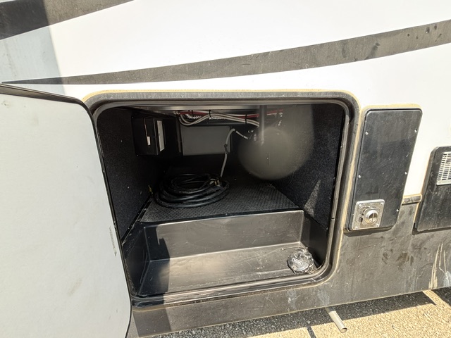 2018 Dutchmen Voltage Triton 3551 - Image 9