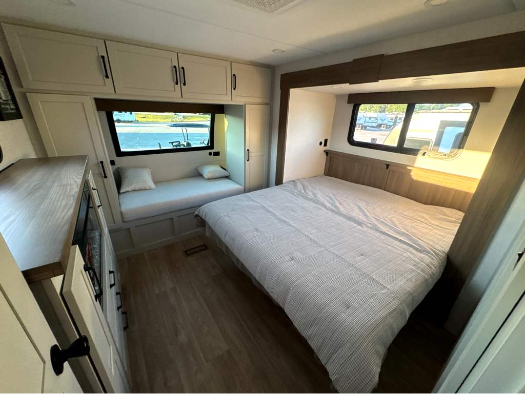 2027 VENTURE RV SPORTTREK 272VRK - Image 17