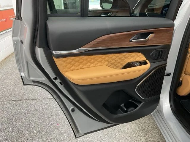 2025 Jeep Grand-Cherokee-L Laredo Altitude 4x4 - Image 21