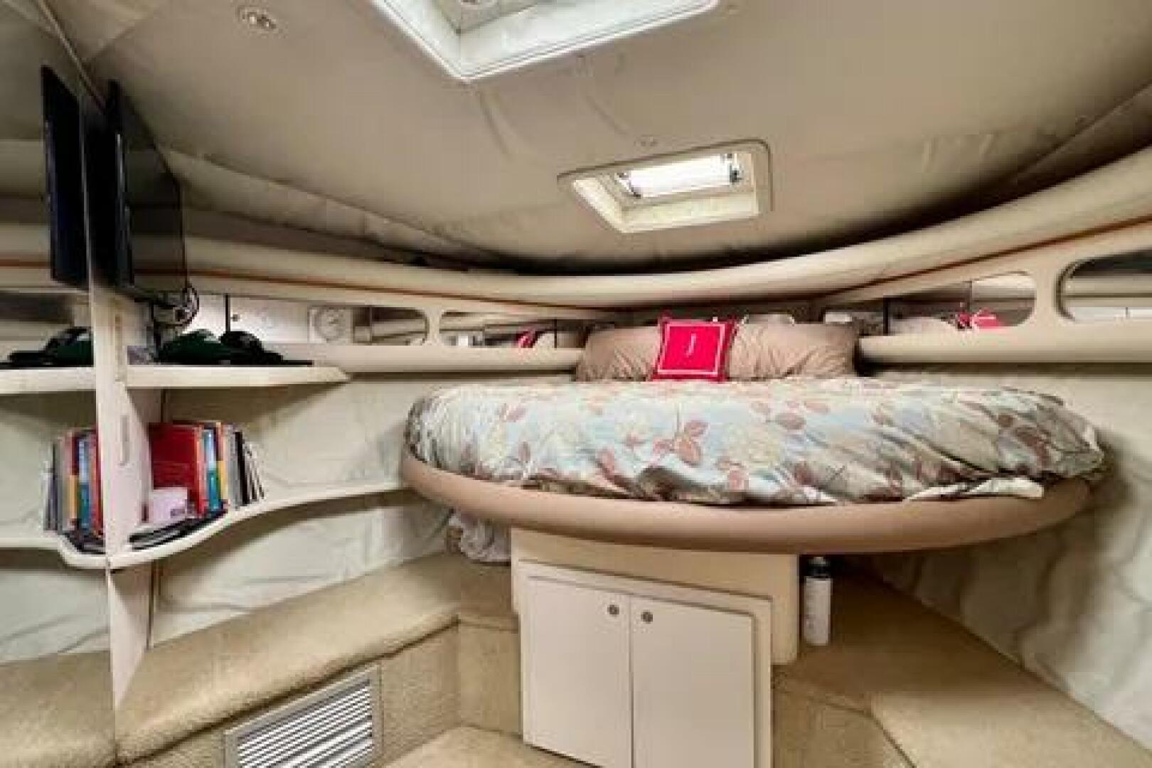 1996 Cruisers Yachts 4285 Express Bridge - Image 13
