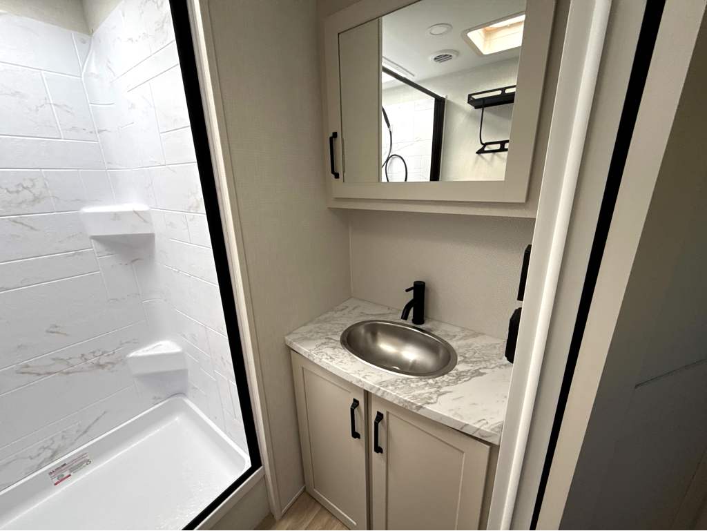 2027 VENTURE RV SPORTTREK 323VRK - Image 19
