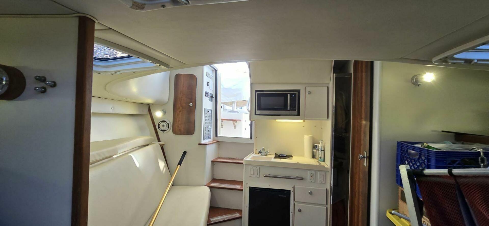 1997 Pursuit 3000 Offshore Express - Image 12