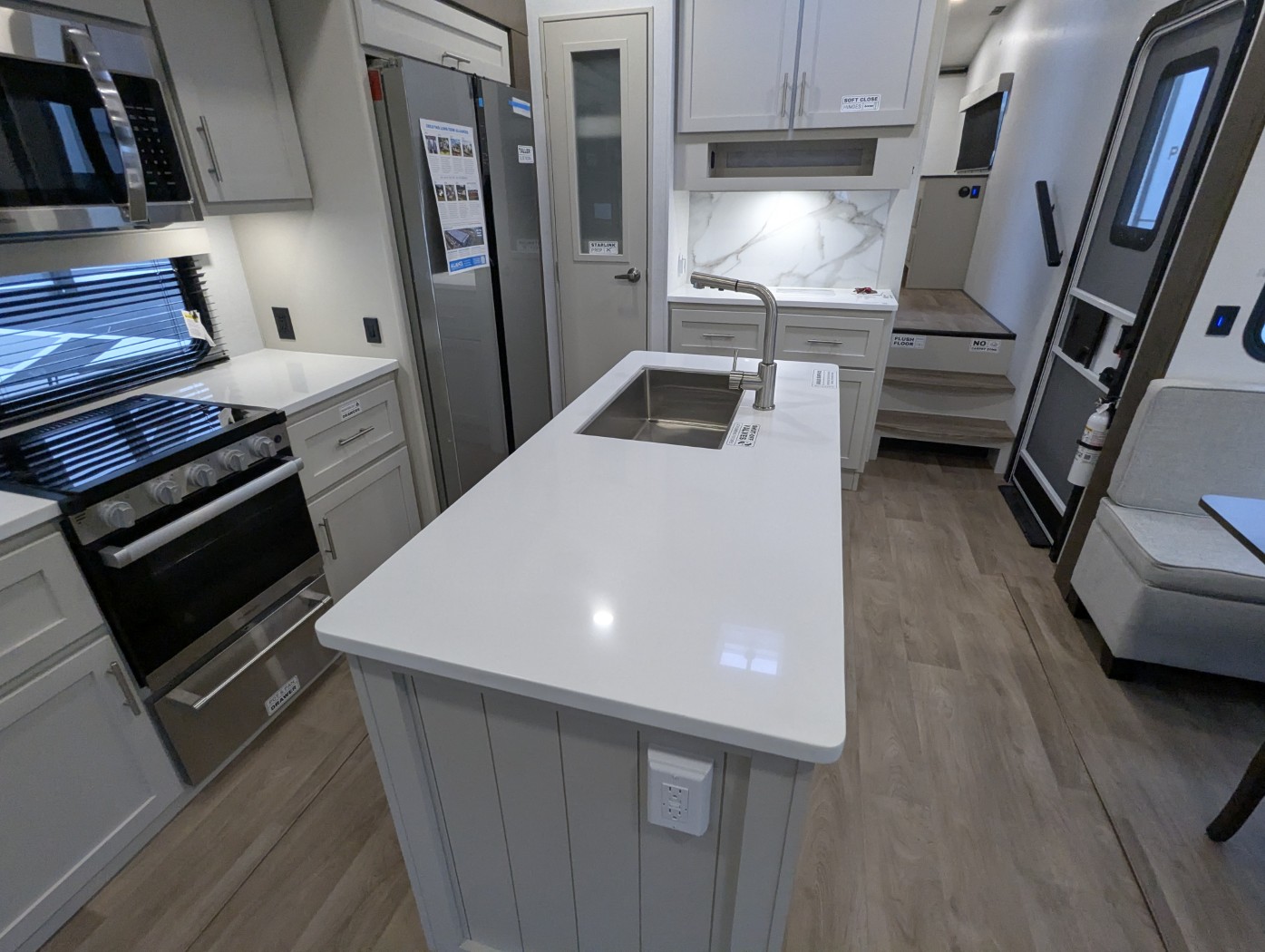 2027 Alliance RV Avenue 32RLS - Image 32