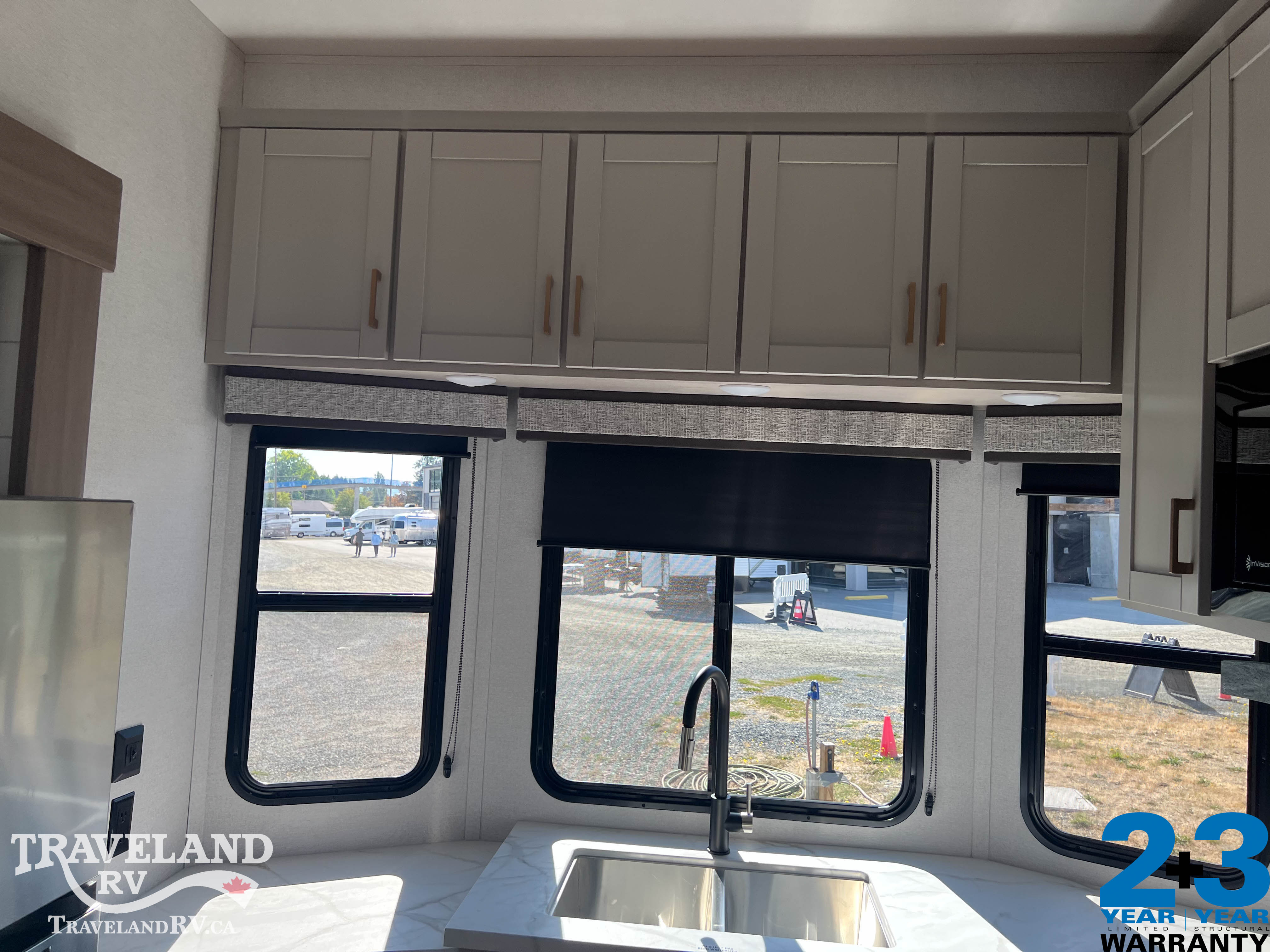 2027 Jayco Jay Flight Bungalow 404LOFT - Image 17