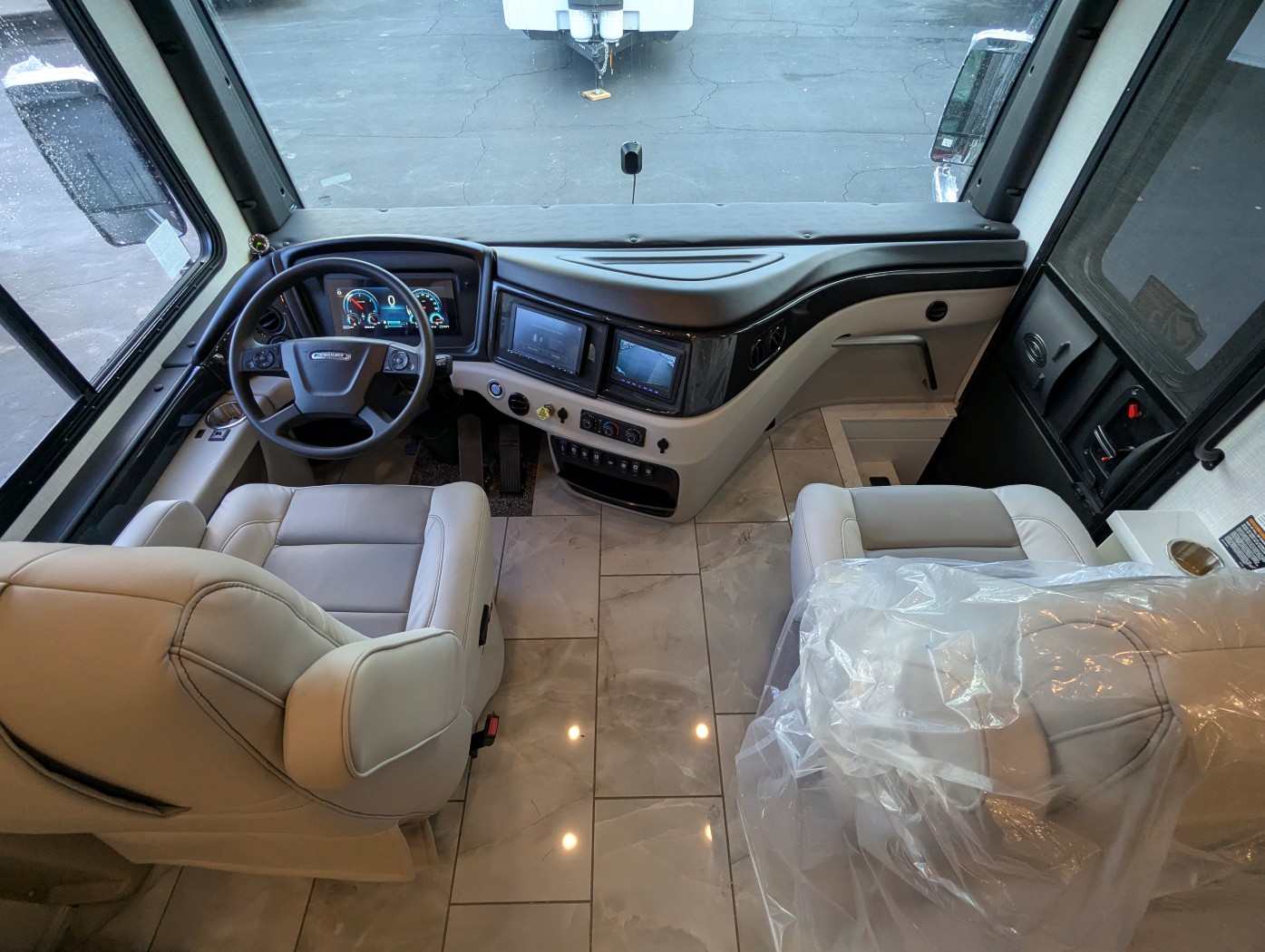 2026 Fleetwood Discovery 38N - Image 8