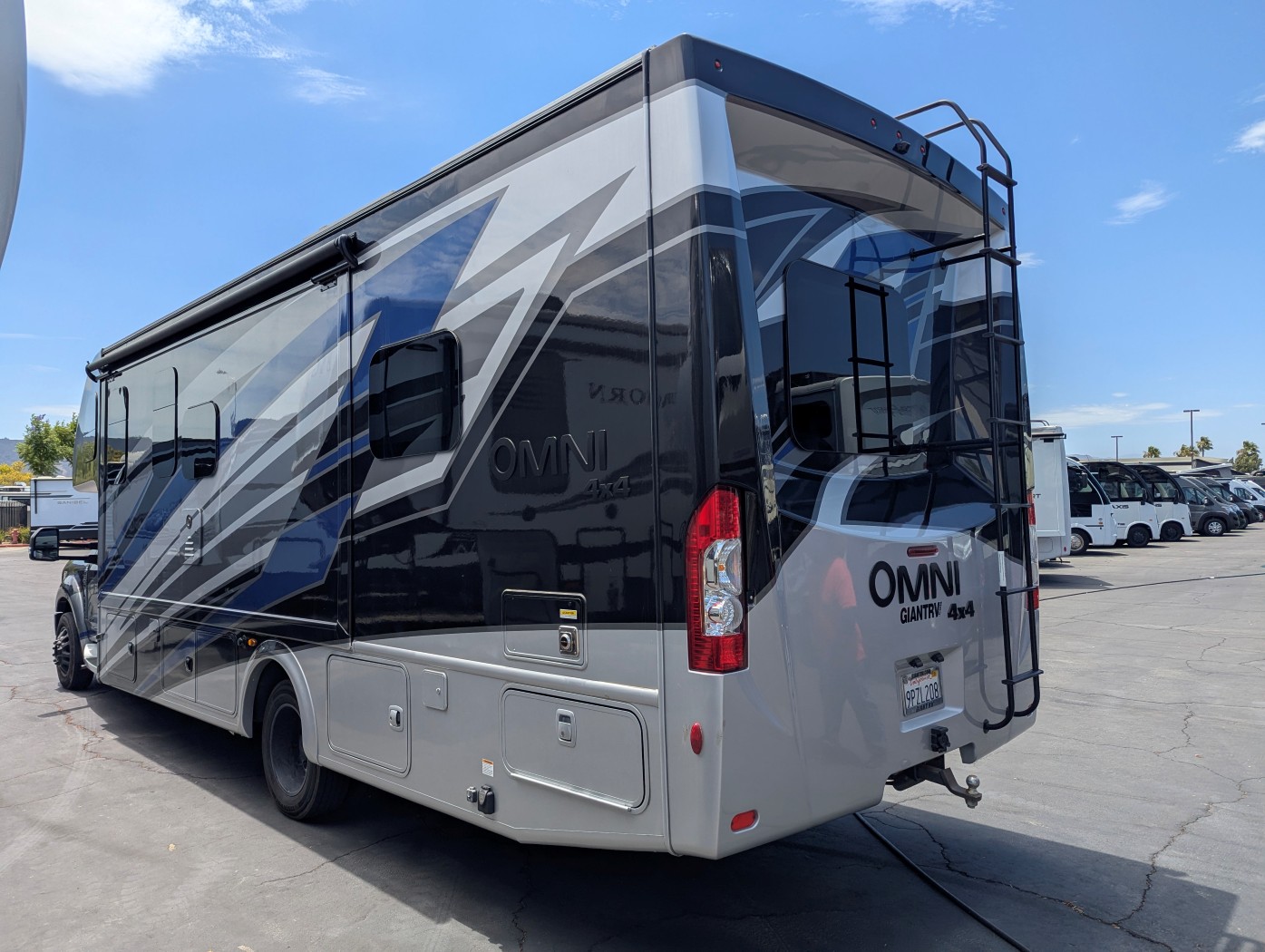 2024 Thor Motor Coach Omni XG32 - Image 8