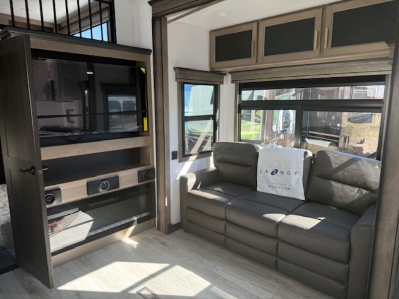 2026 Keystone Montana 3915TB - Image 5