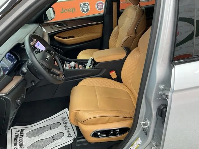 2025 Jeep Grand-Cherokee-L Laredo Altitude 4x4 - Image 13