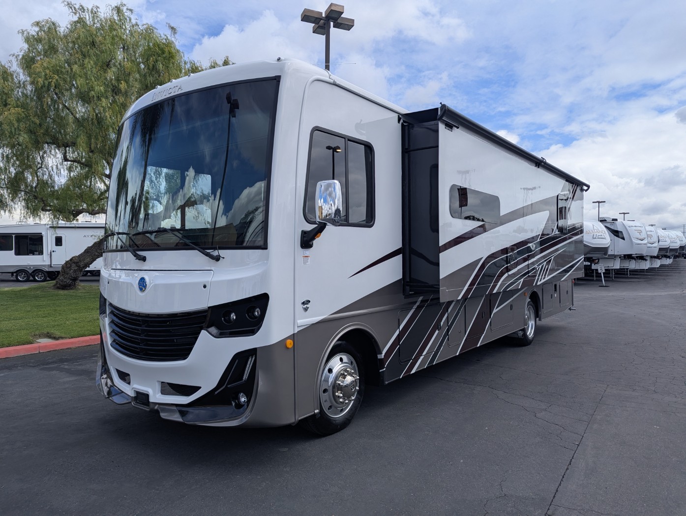 2026 Holiday Rambler Invicta 33HB - Image 3