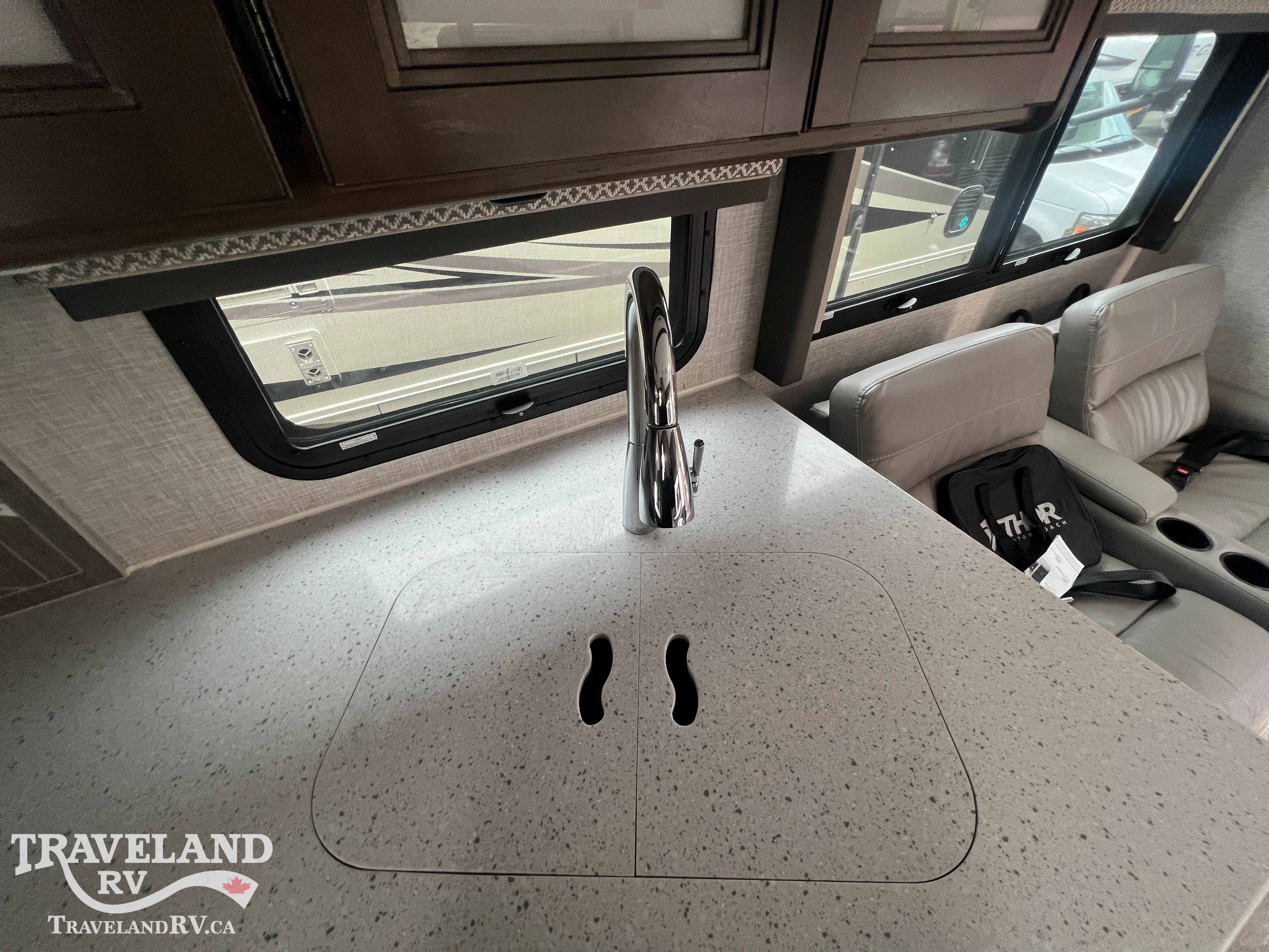 2022 Thor Motor Coach Hurricane 29M - Image 17