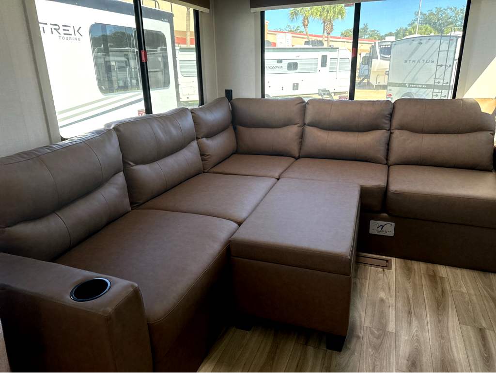 2027 VENTURE RV SPORTTREK 261VRL - Image 10