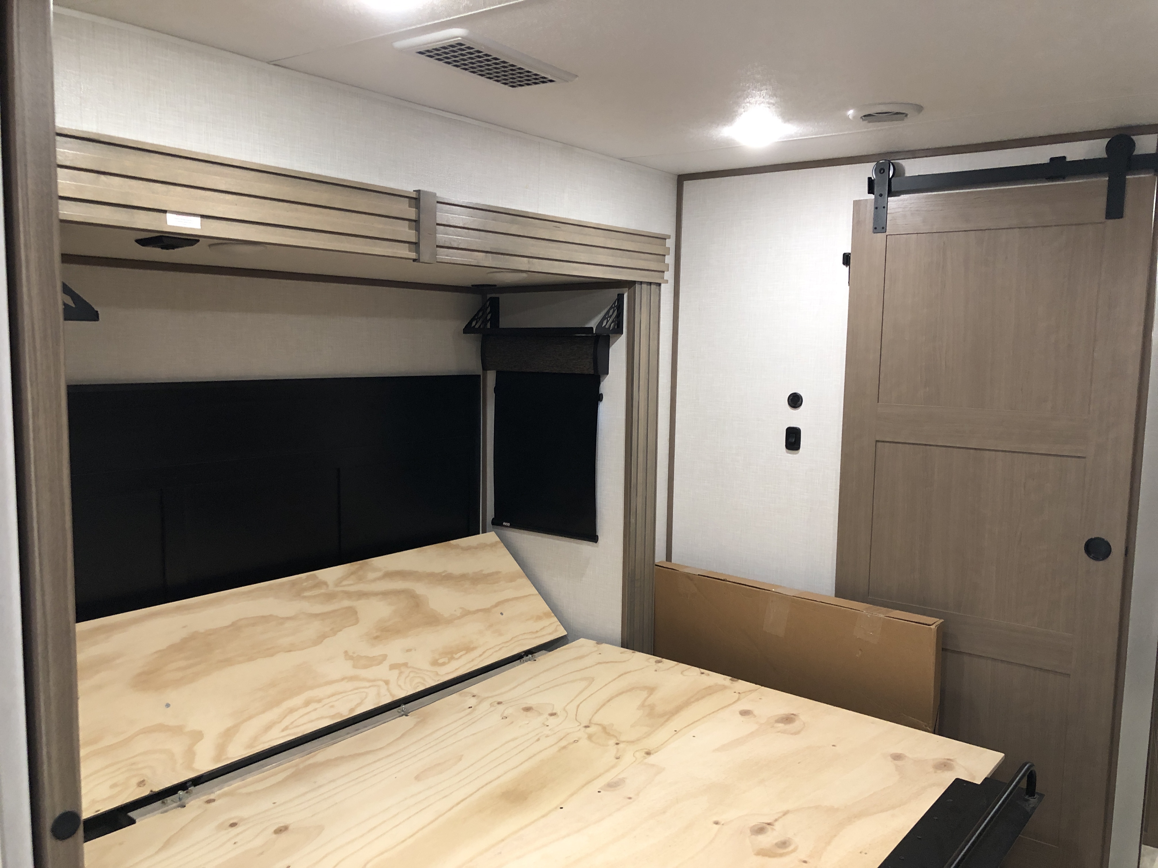 2024 KZ RV Durango Gold G386FLF - Image 28