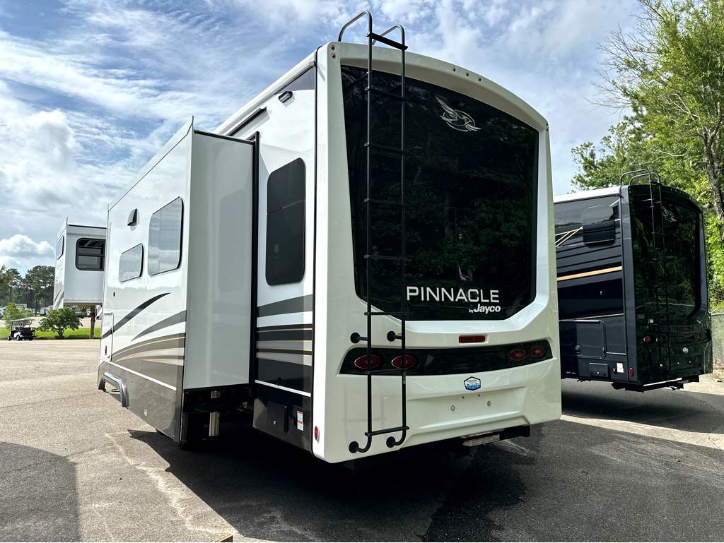 2027 JAYCO PINNACLE 32RLTS - Image 3