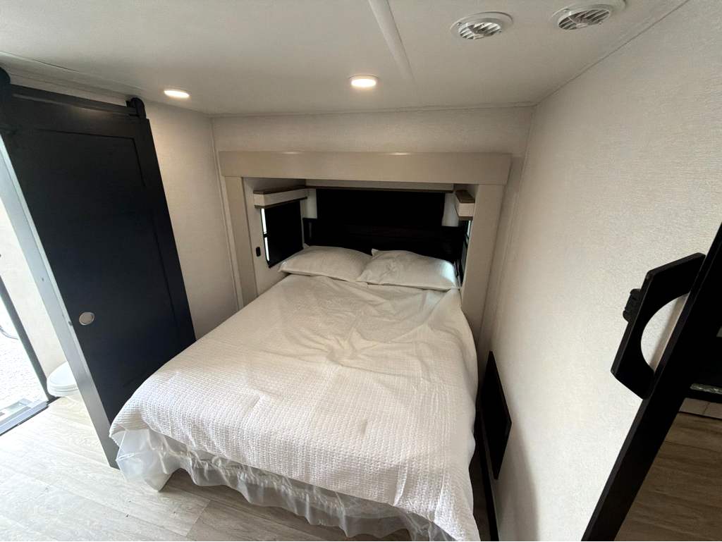 2027 JAYCO NORTH POINT 375TBDB - Image 19
