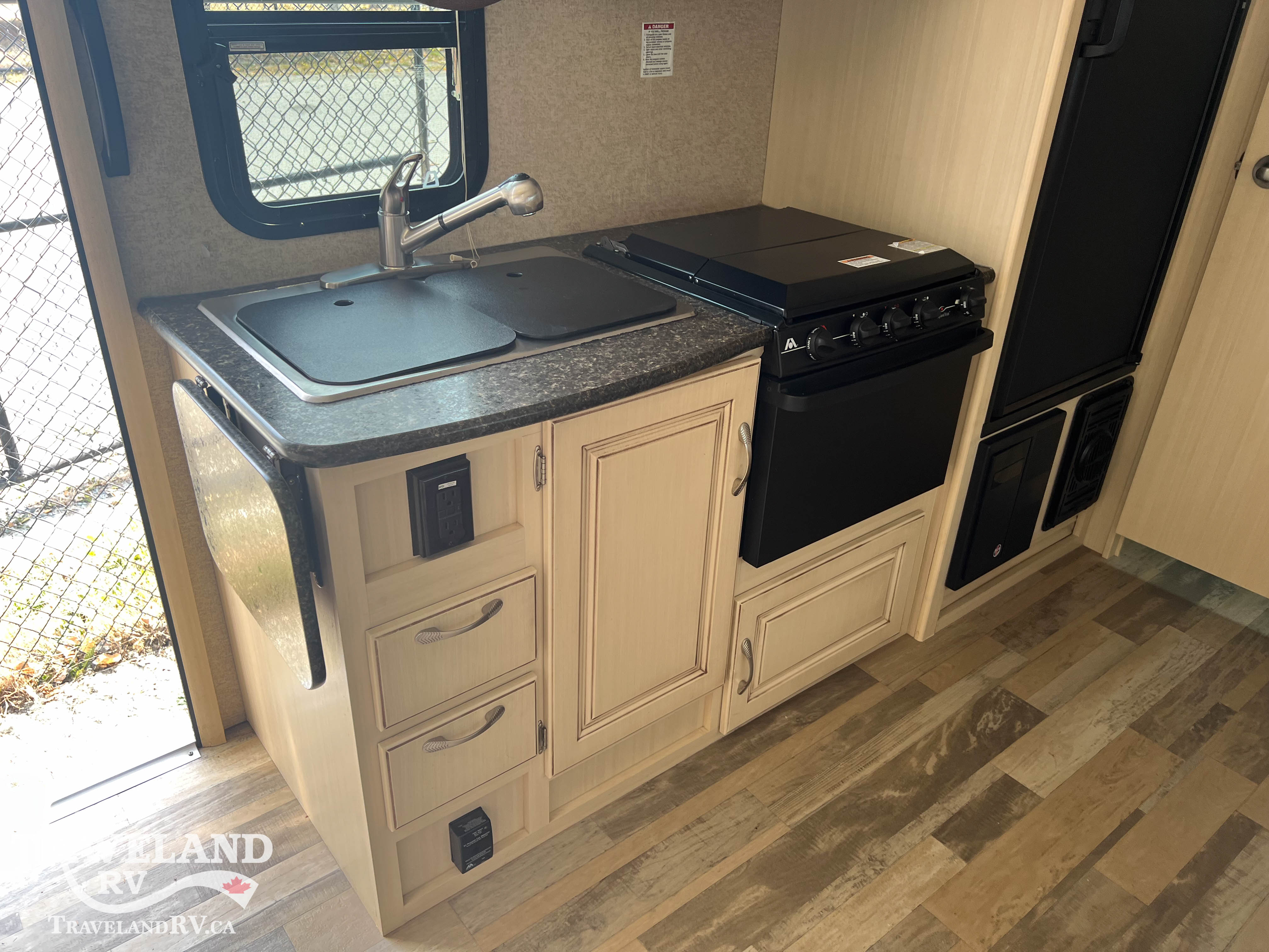 2016 Winnebago Micro Minnie 2106DS - Image 15