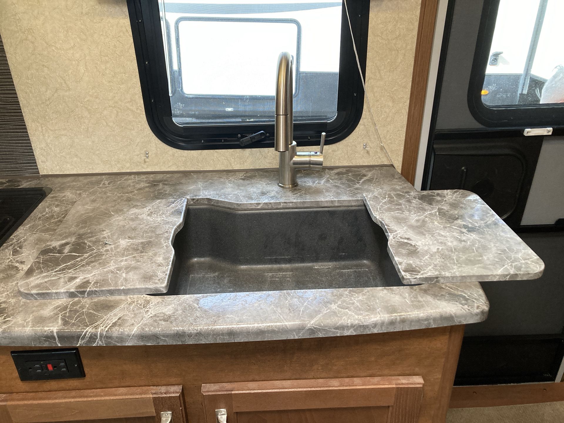 2021 Lance TT 1995 - Image 14