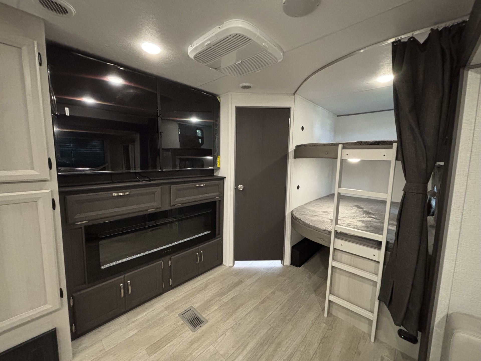 2027 Coachmen Catalina Legacy Edition 273DBHCK - Image 16