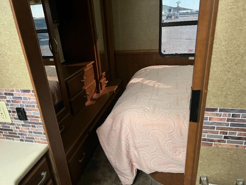 2014 Thor Motor Coach Challenger 37GT - Image 16