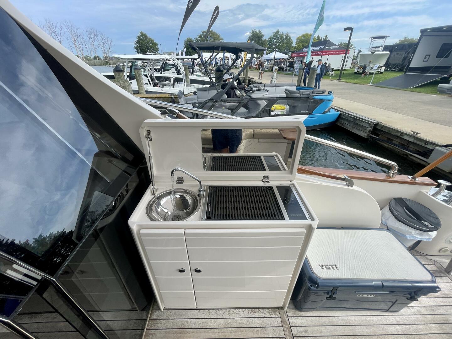 2017 Chris-Craft Commander 42 - Image 13
