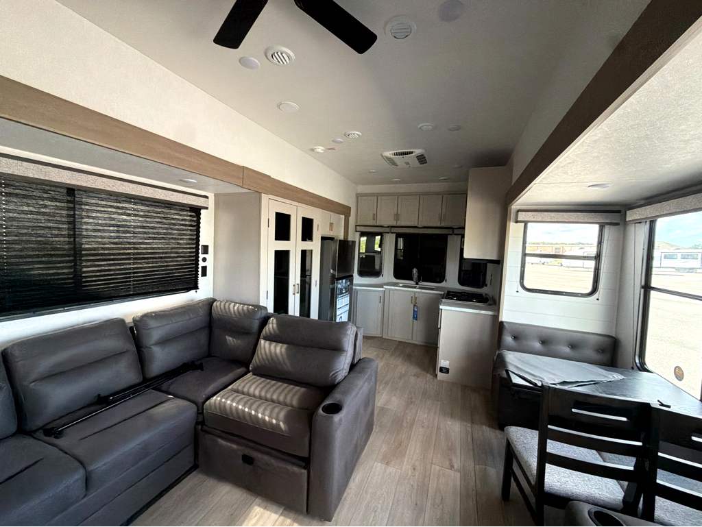 2027 JAYCO JAY FLIGHT BUNGALOW 404LOFT - Image 11