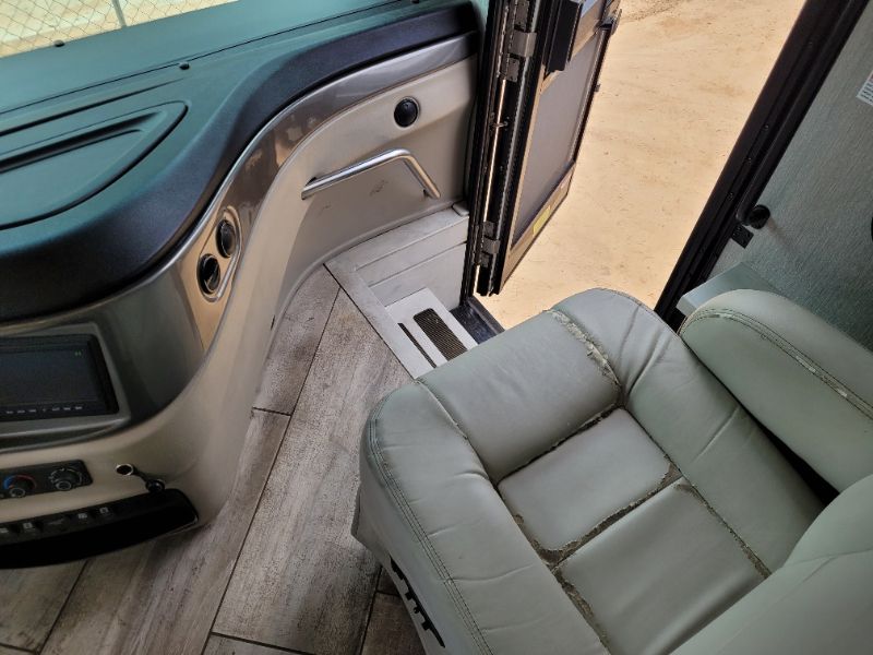 2022 Fleetwood Discovery 38K - Image 5