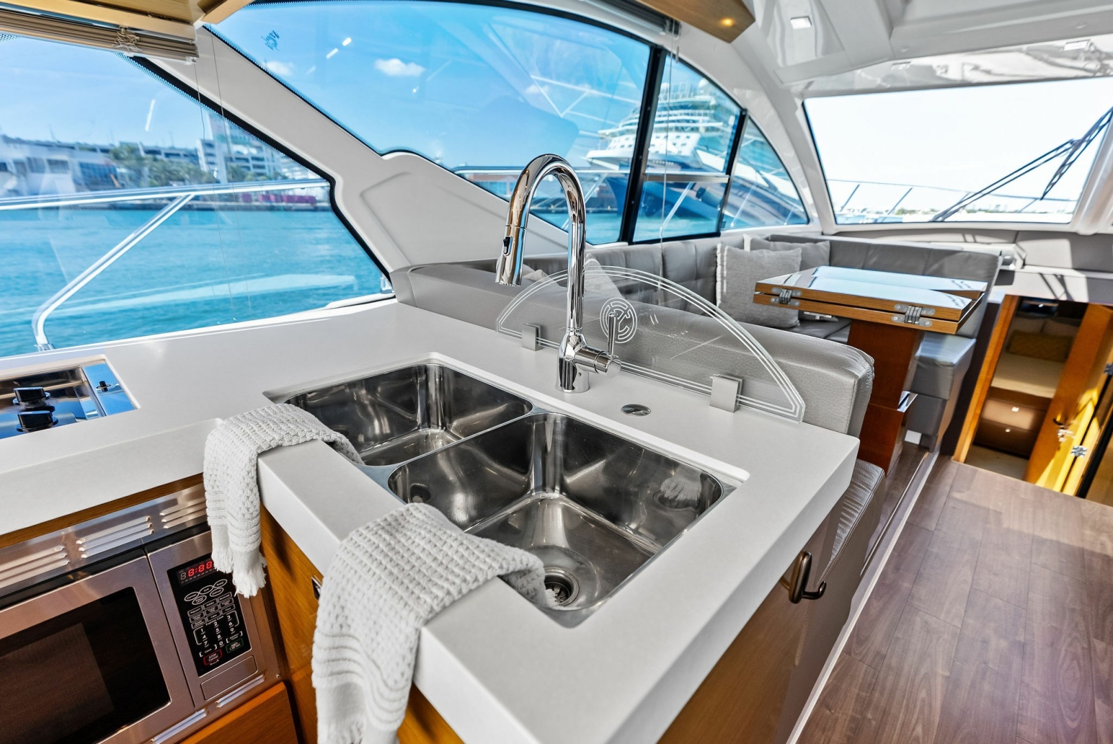 2019 Cruisers Yachts 54 Cantius - Image 34