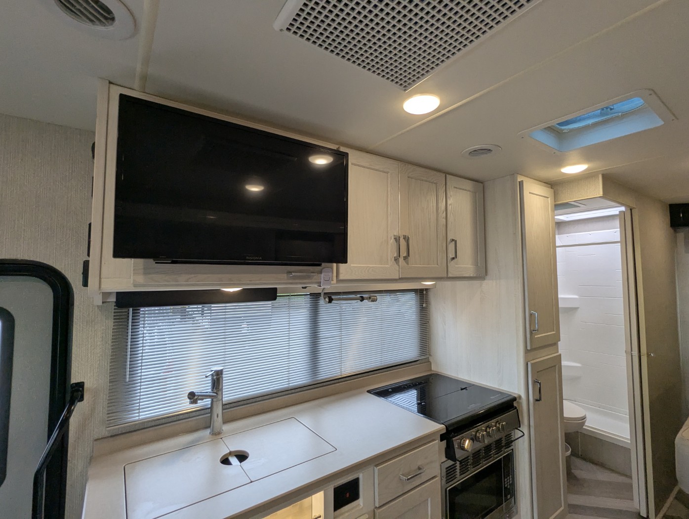 2024 Winnebago Vita 24P - Image 13