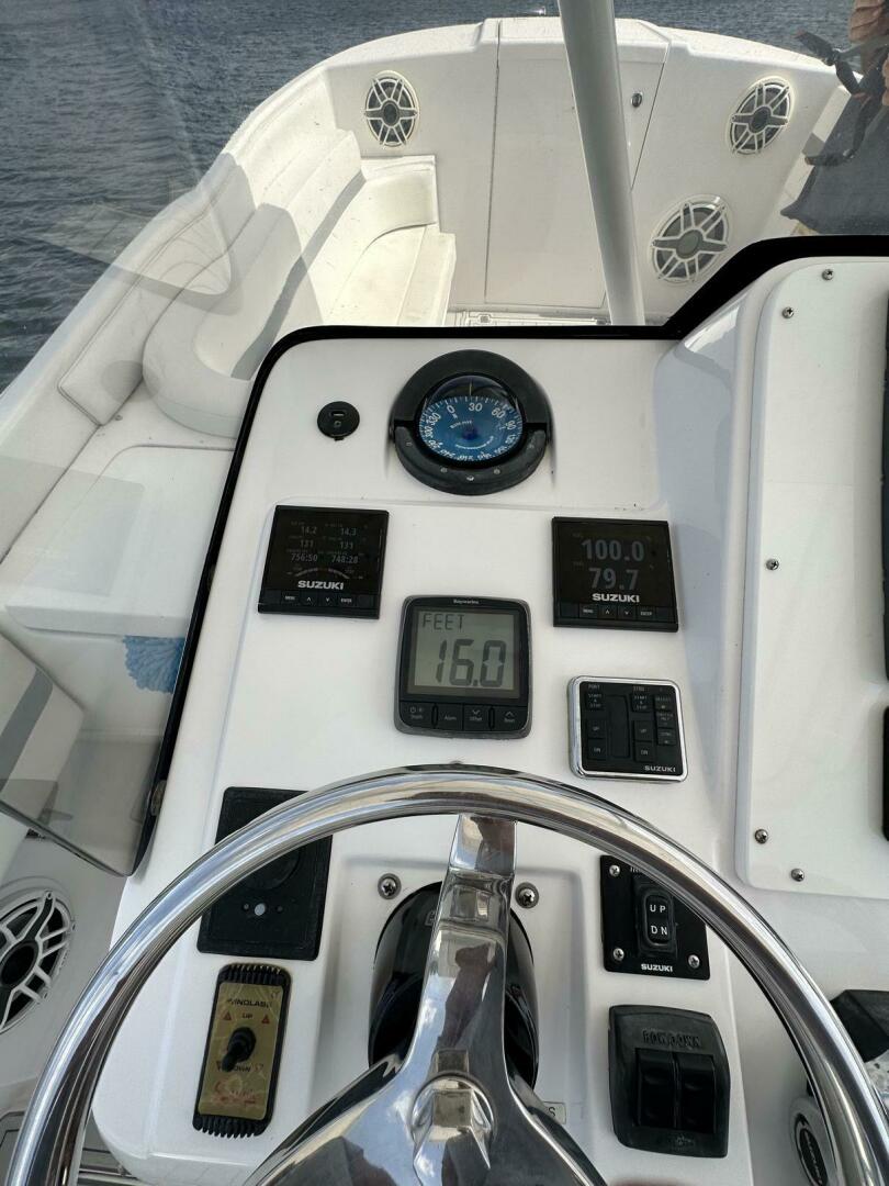 2003 Intrepid 32 - Image 11